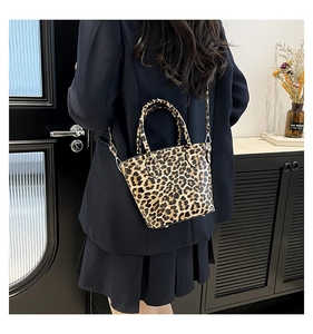 Borsa a secchiello leopardata con tracolla regolabile e dettagli in metallo lucido