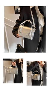 Détail du sac à main argenté métallisé avec poignée et texture à effet miroir brillant