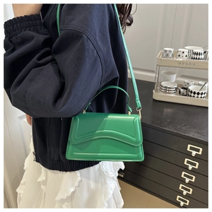 Détail du petit sac carré en cuir vert avec textures à double surpiqûre incurvée