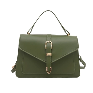 Petit sac à bandoulière vert foncé avec boucle dorée en fer à cheval et poignée fixe