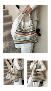 Détail du sac cabas tissé à rayures colorées avec bandoulière large en tissu doux