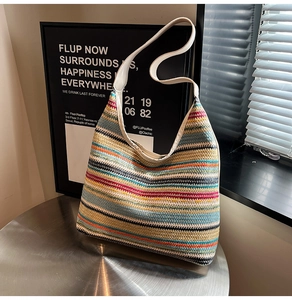 Détail du sac tricoté à rayures arc-en-ciel avec bandoulière en cuir blanc