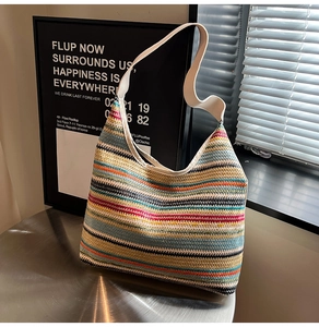Détail du sac cabas tissé à rayures arc-en-ciel avec bandoulière en cuir blanc