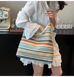 Gros plan du sac fourre-tout tissé bohème à rayures arc-en-ciel sur un mannequin