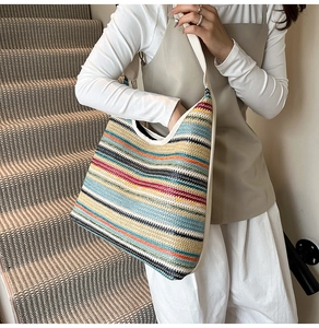 Détail d'un sac cabas tissé à rayures colorées avec texture naturelle et bandoulière