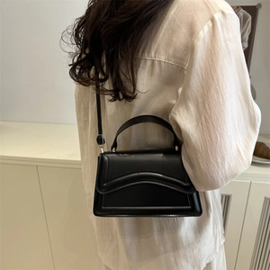 Elegante borsa a mano in pelle PU nera con patta ondulata e dettagli dorati