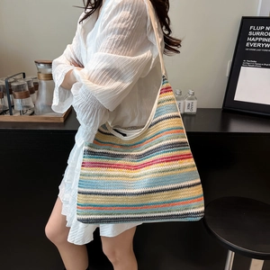 Grand sac cabas tissé à rayures colorées avec fines bandoulières blanches élégantes