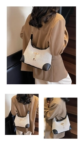 Détail du sac à bandoulière en tweed avec breloque cerf doré et chaîne en cuir chic