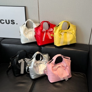 Borse tote minimaliste in pelle cerata con fiocchi in pizzo nei colori bianco, rosso e nero