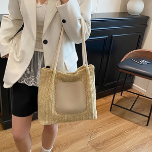 Grand sac cabas en paille tressée avec poche en cuir pour un style d'été chic