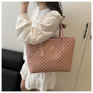 Detailed view of the pink monogram tote bag with golden M-logo and shoulder strap