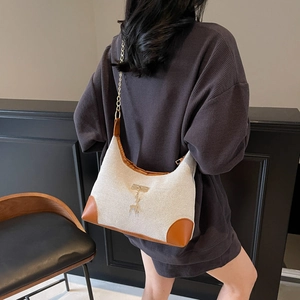 Sac à bandoulière en toile beige à garniture en cuir brun et pendentif cerf doré
