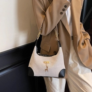 Sac à bandoulière vintage en toile patchwork avec chaîne et breloque cerf dorée