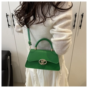 Détail du sac à main vert vif en similicuir avec fermoir rotatif en métal doré rond