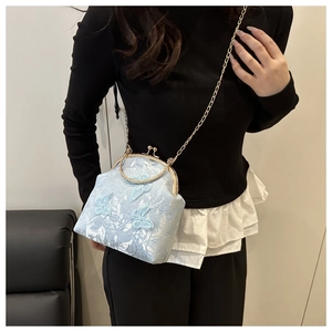 Gros plan sac bandoulière jacquard bleu clair avec broderie papillon 3D et bandoulière chaîne