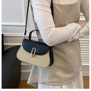 Vue détaillée du petit sac carré tressé avec bordure en cuir et fermoir en métal doré