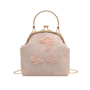 Sac rétro rose à fermoir baiser avec broderie papillon 3D et poignée en anneau doré