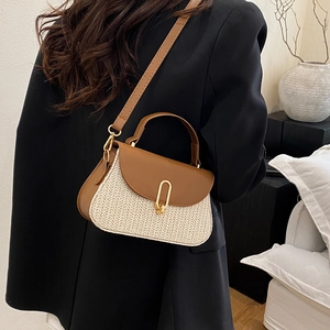 Mini sac bandoulière en paille tressée avec garniture en cuir marron et boucle dorée