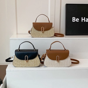 Petit sac carré en paille pour femme en trois coloris assortis avec boucle dorée élégante
