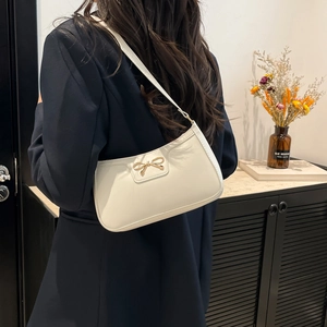 Sac à bandoulière baguette ivoire tendance avec nœud papillon en métal doré chic