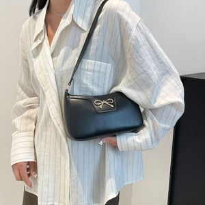 Sac sous l'aisselle chic en similicuir noir avec nœud métallique argenté et bandoulière longue