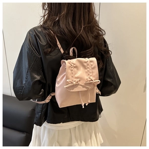 Détails d'un sac à dos plissé rose style ballet avec des nœuds et bretelles fines