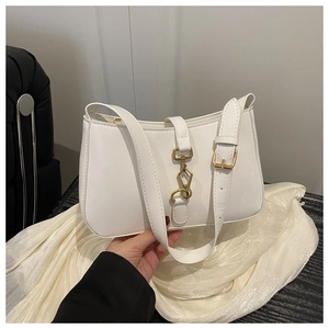 Détail du sac à bandoulière en cuir PU blanc avec fermoir doré et finition brillante