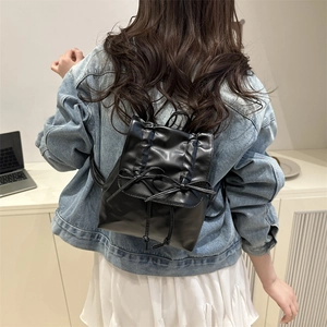 Sac à dos plissé noir chic pour femme avec nœuds décoratifs et finition brillante