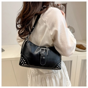 Détail du sac à bandoulière en cuir PU noir avec rivets argentés et boucle métallique