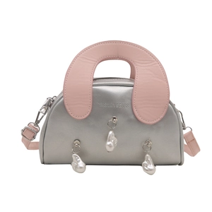 Sac coquille bicolore argent et rose avec breloques perles et poignée rose