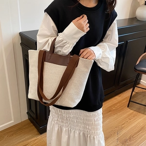Große beige Canvas-Einkaufstasche mit braunem Lederbesatz und Kaffee-Gurten für Pendler
