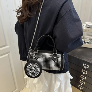 Sac polochon noir orné de strass avec bandoulière chaîne et petit porte-monnaie rond assorti