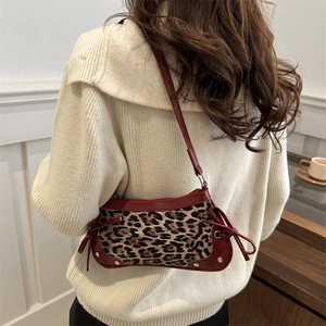 Borsa a mezzaluna leopardata Y2K con finiture in pelle rossa e borchie argento