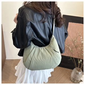 Vue détaillée du sac nuage plissé en nylon vert sauge porté par un mannequin