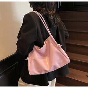 Borsa tote rosa in similpelle lucida con dettaglio a nodo indossata con un completo nero