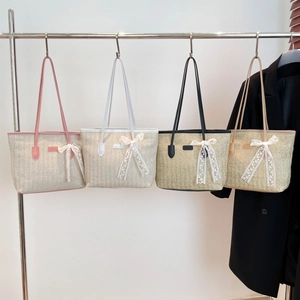 Sacs cabas en paille contrastée avec nœuds en dentelle et bandoulières en quatre couleurs