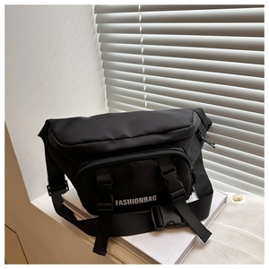 Détail du sac de poitrine en toile noire avec imprimé Fashionbag et boucle réglable