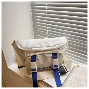 Détail du sac ceinture en nylon blanc avec sangles bleues décoratives et boucle