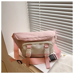 Détail du sac de poitrine en nylon rose et beige avec sangle réglable et texte fashionbag