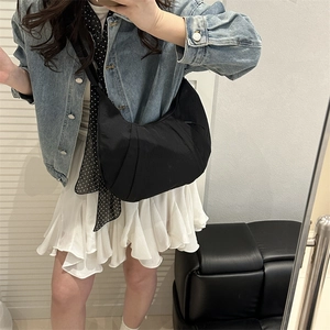 Sac fourre-tout croissant en nylon noir minimaliste avec design plissé pour le loisir