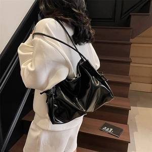 Grande borsa tote in pelle verniciata nera lucida con design moderno stile hobo