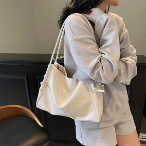 Borsa a spalla bianca in pelle lucida con dettaglio nodo e design casual per donna