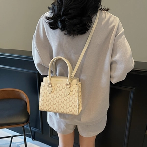 Sac bandoulière beige tendance pour femme avec imprimés M et deux poignées rigides
