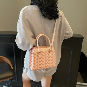Sac bandoulière rose avec motif monogramme M et bandoulière amovible réglable