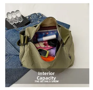 Intérieur spacieux du sac fourre-tout en nylon vert armée montrant tablette et objets