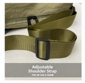Détail de la bandoulière réglable en nylon et de la boucle du sac bandoulière olive