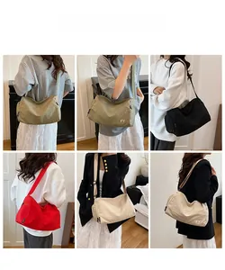 Collage de sacs bandoulière en nylon en quatre couleurs avec poches latérales fonctionnelles