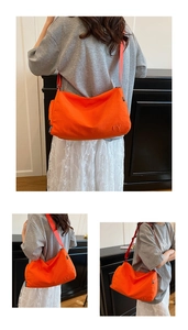 Vues détaillées du sac bandoulière en nylon orange vif avec broderie et sangle réglable