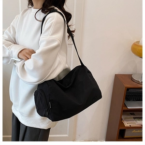 Détail du sac en nylon imperméable montrant le logo FASHION et sa texture lisse