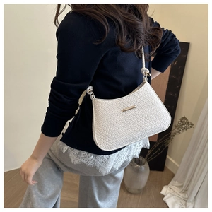 Détail d'un sac sous les bras en cuir PU tressé blanc avec boucle en métal sur bandoulière